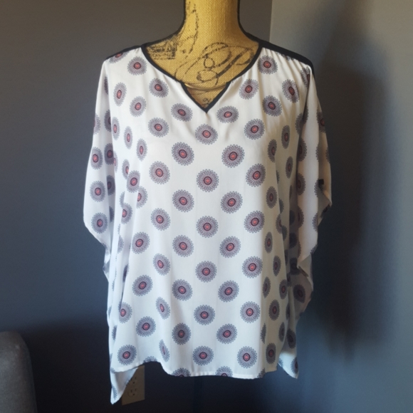 NWT White with red and black print top. - Picture 1 of 5
